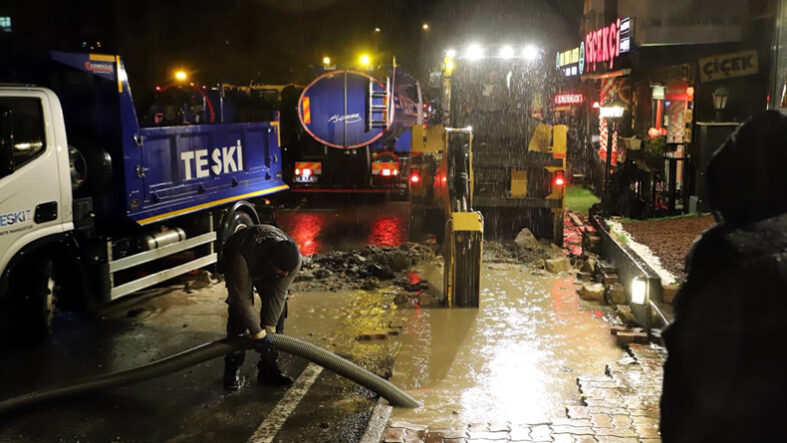 ÇORLU’DA ÇÖKME SONRASI GECE YARISI YOĞUN MESAİ (4)