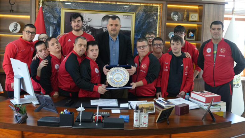BAŞKAN TAŞYASAN DOWN SENDROMLULAR BASKETBOL MİLLİ TAKIMI'NI AĞIRLADI1